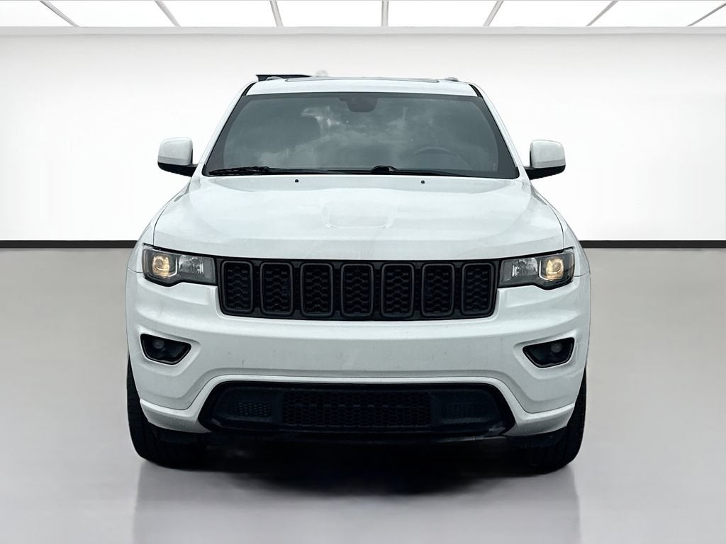 2017 Jeep Grand Cherokee — side profile view