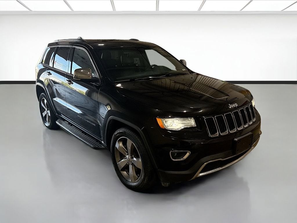 2015 Jeep Grand Cherokee — rear three-quarter view