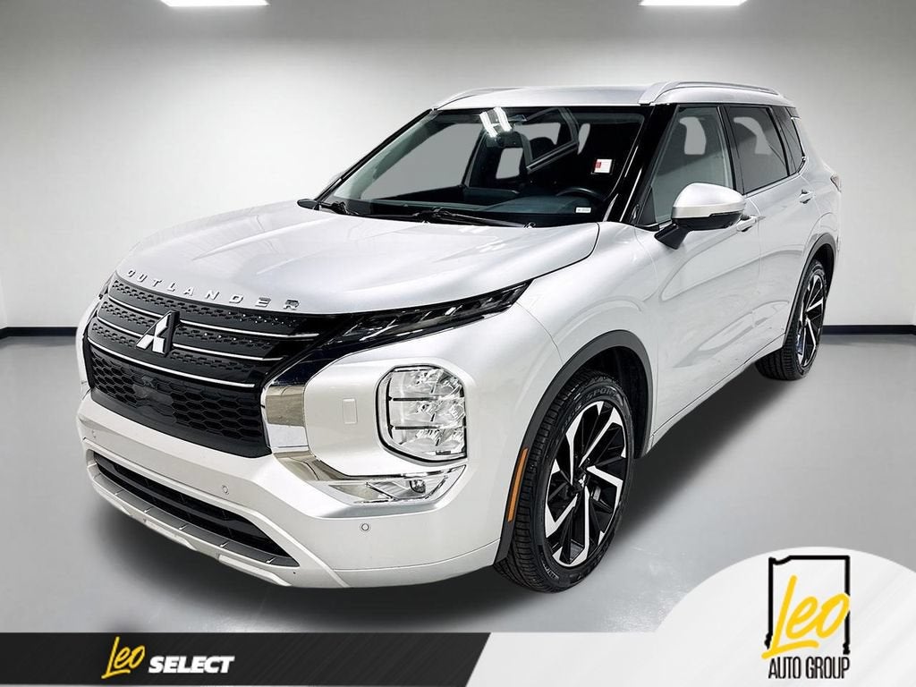 2022 Mitsubishi Outlander SEL 2.5 S-AWC in Silver — front three-quarter view